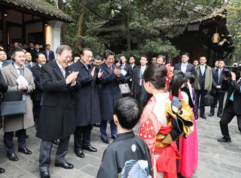 Photograph of the Prime Minister attending the ceremony to commemorate the 20th anniversary of Japan-China-ROK trilateral cooperation (3)