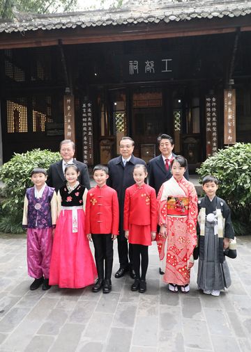 Photograph of the Prime Minister attending the ceremony to commemorate the 20th anniversary of Japan-China-ROK trilateral cooperation (4)