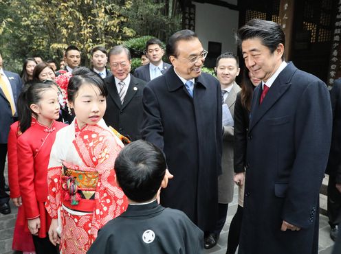 Photograph of the Prime Minister attending the ceremony to commemorate the 20th anniversary of Japan-China-ROK trilateral cooperation (5)
