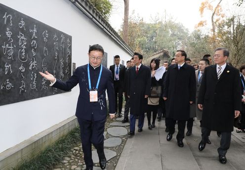 Photograph of the Prime Minister attending the ceremony to commemorate the 20th anniversary of Japan-China-ROK trilateral cooperation (6)