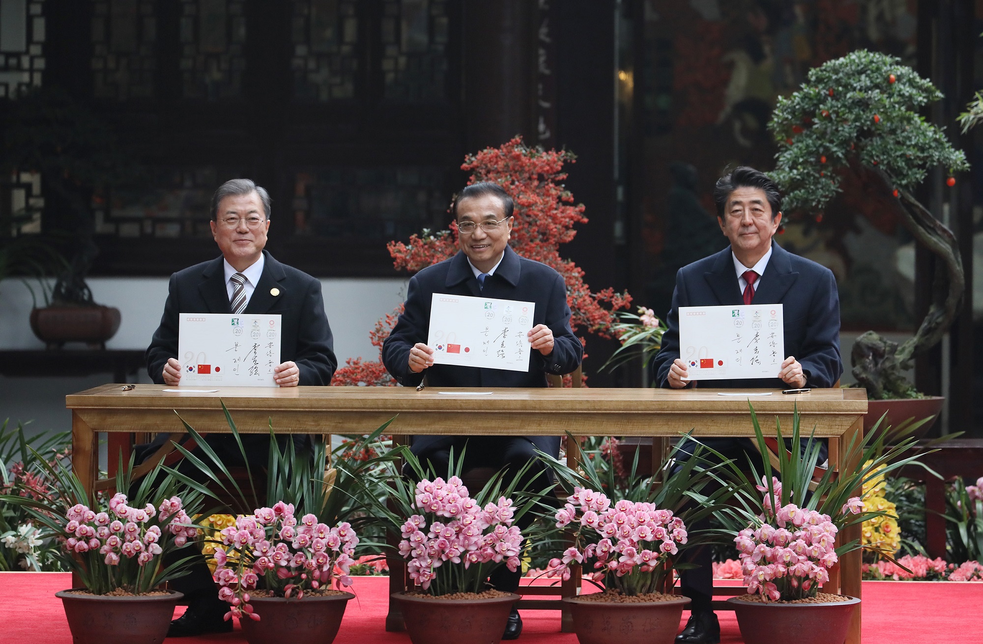 Photograph of the Prime Minister attending the ceremony to commemorate the 20th anniversary of Japan-China-ROK trilateral cooperation (7)