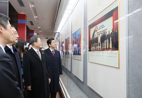 Photograph of the Prime Minister attending the ceremony to commemorate the 20th anniversary of Japan-China-ROK trilateral cooperation (9)