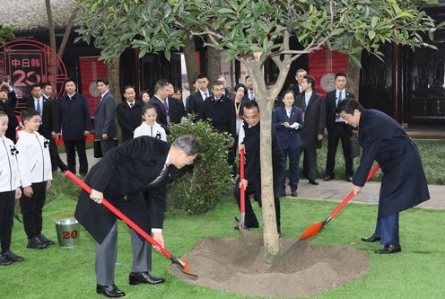 Photograph of the Prime Minister attending the ceremony to commemorate the 20th anniversary of Japan-China-ROK trilateral cooperation (10)