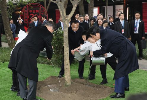 Photograph of the Prime Minister attending the ceremony to commemorate the 20th anniversary of Japan-China-ROK trilateral cooperation (11)