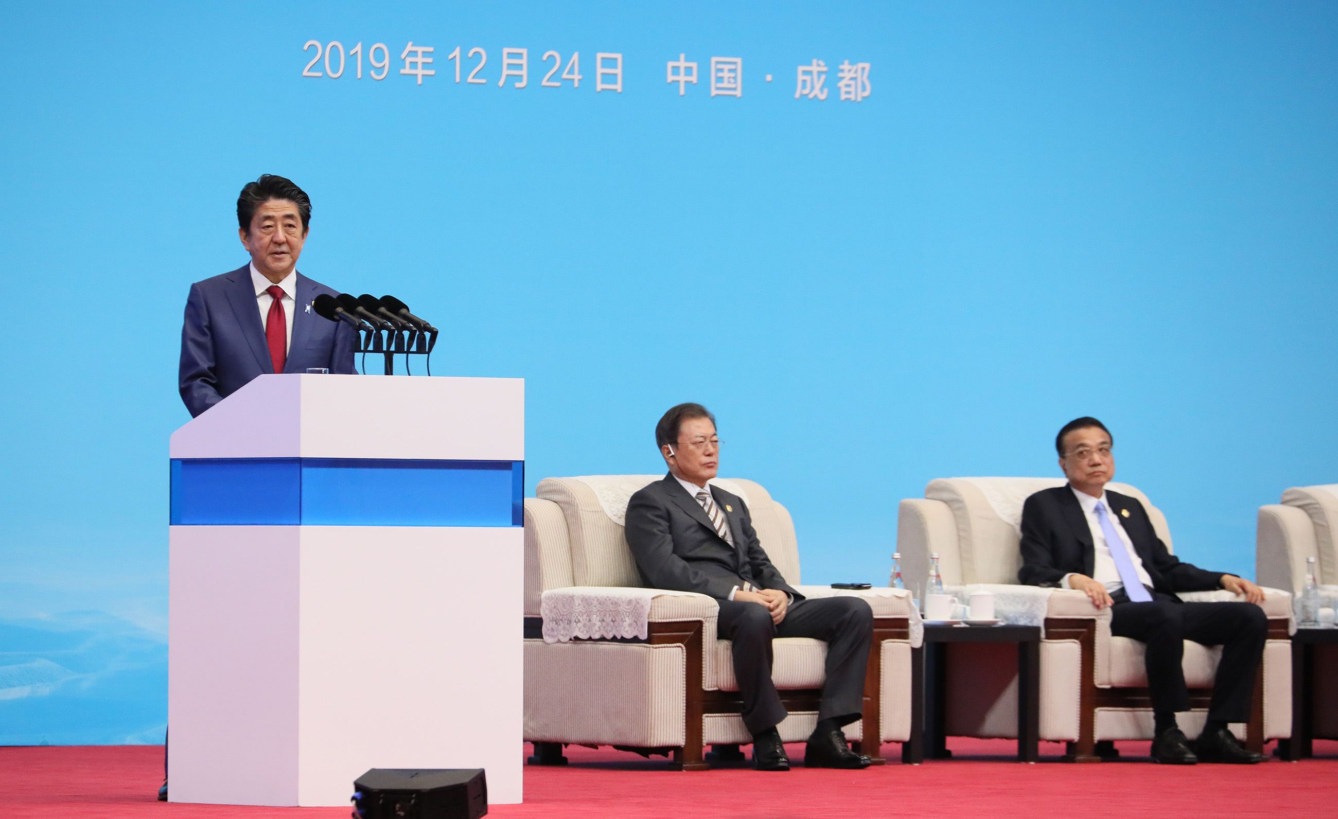 Photograph of the Prime Minister delivering a speech at the Japan-China-ROK Business Summit (2)