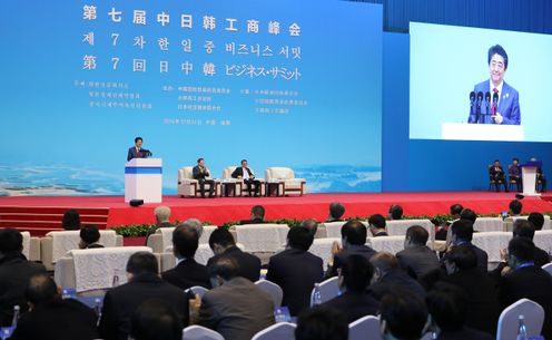 Photograph of the Prime Minister delivering a speech at the Japan-China-ROK Business Summit (3)