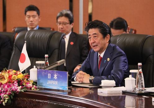 Photograph of the Prime Minister making a statement at the Japan-China-ROK Trilateral Summit Meeting (2)