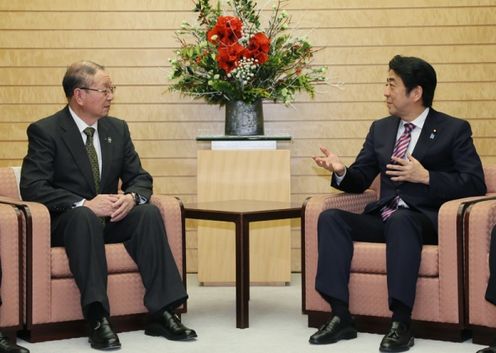 Photograph of the Prime Minister meeting JA Group personnel (1)