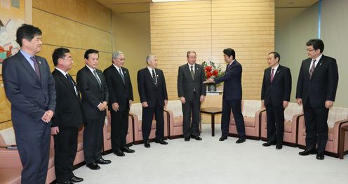 Photograph of the Prime Minister meeting JA Group personnel (2)