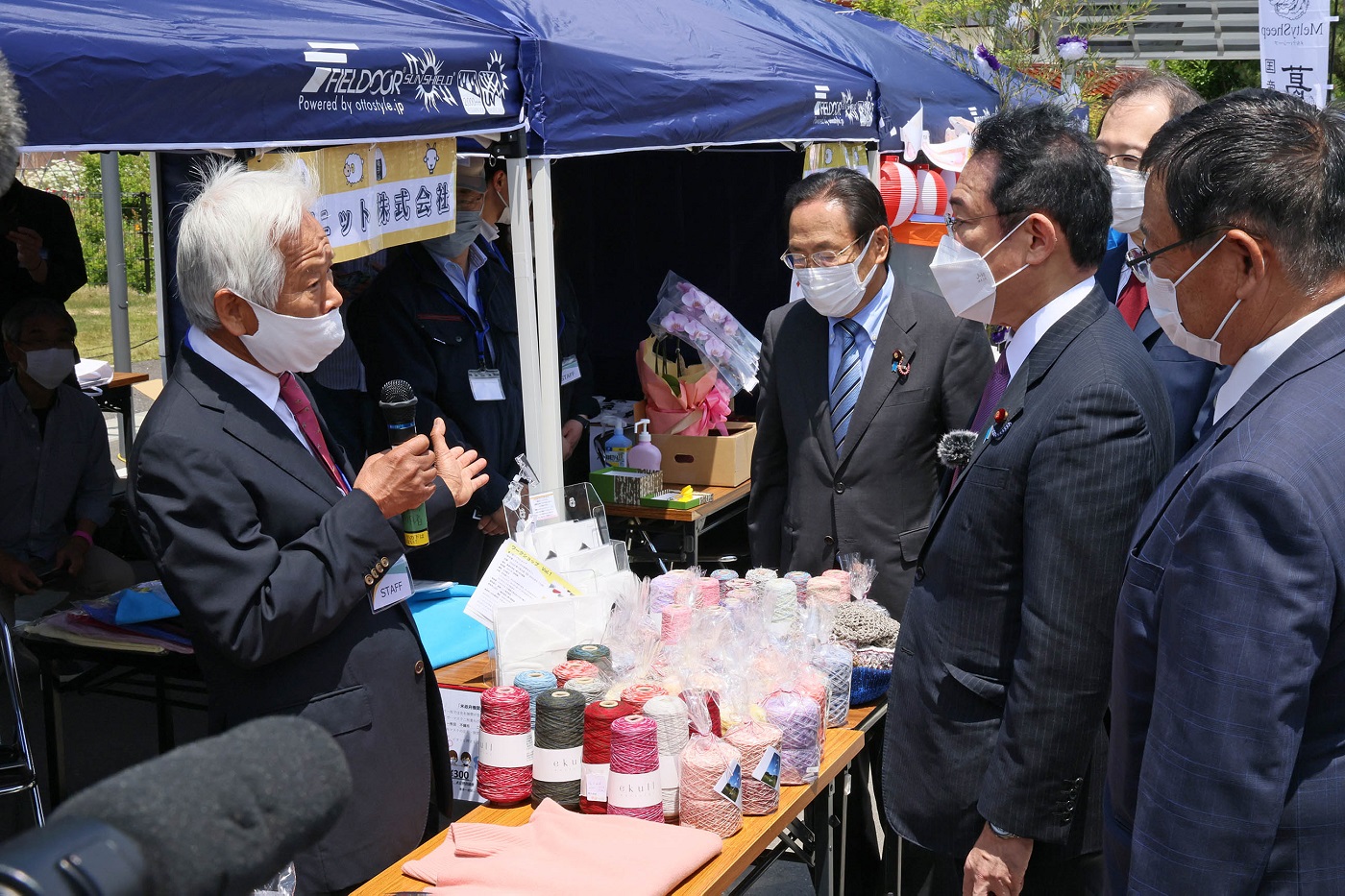 Photograph of the Prime Minister visiting an exhibition booth (4)
