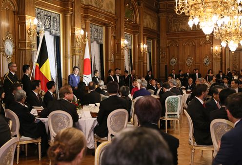Photograph of the Prime Minister delivering an address at the banquet hosted by the Prime Minister and Mrs. Abe (1)