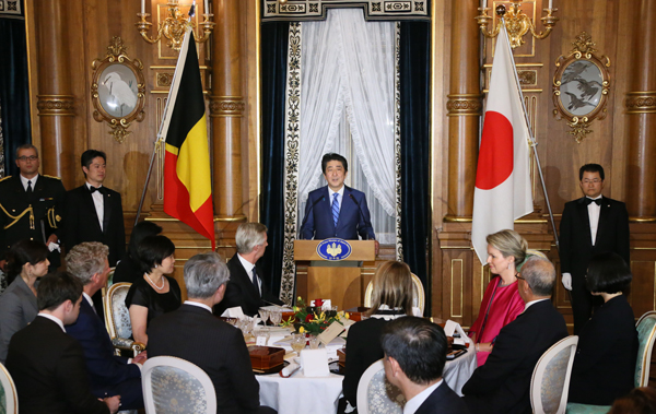 Photograph of the Prime Minister delivering an address at the banquet hosted by the Prime Minister and Mrs. Abe (2)