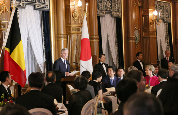 Photograph of the King of the Belgians delivering an address at the banquet hosted by the Prime Minister and Mrs. Abe