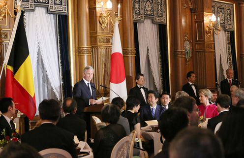 Photograph of the King of the Belgians delivering an address at the banquet hosted by the Prime Minister and Mrs. Abe