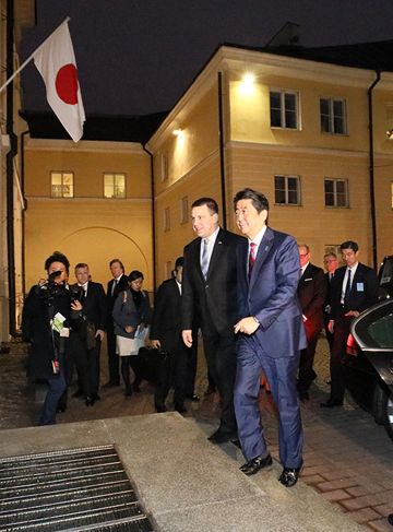 Photograph of the Prime Minister being welcomed by the Prime Minister of Estonia (2)