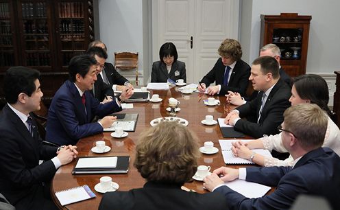 Photograph of the Japan-Estonia Summit Meeting (2)