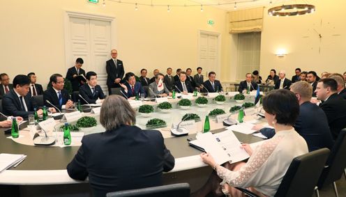 Photograph of the expanded summit meeting with Japanese businesses (1)