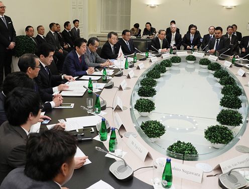 Photograph of the expanded summit meeting with Japanese businesses (2)