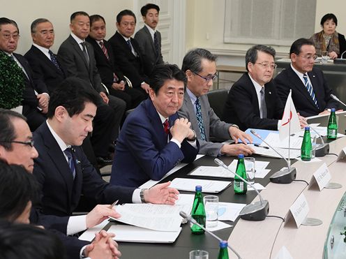 Photograph of the expanded summit meeting with Japanese businesses (3)