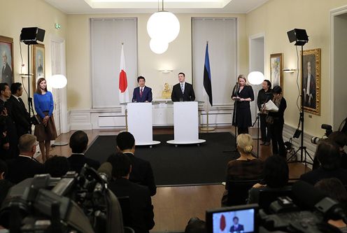 Photograph of the joint press announcement (1)