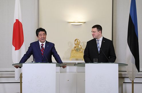 Photograph of the joint press announcement (2)