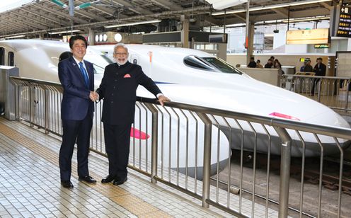 Photograph of the leaders shaking hands at Tokyo Station