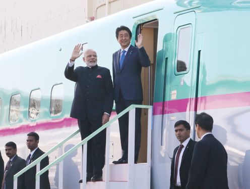 Photograph of both leaders visiting the factory (1)