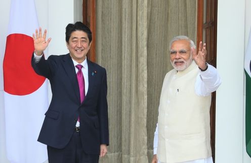 Photograph of the Prime Minister being welcomed by the Prime Minister of India