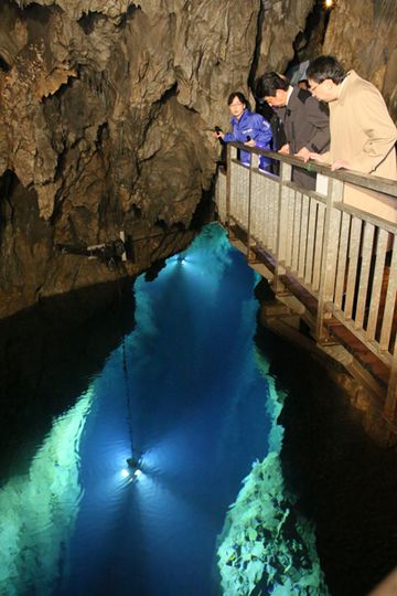 Photograph of the Prime Minister visiting Ryusen-do Cave