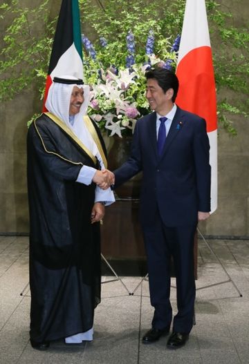 Photograph of the Prime Minister welcoming the Prime Minister of Kuwait
