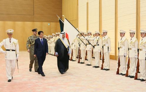 Photograph of the salute and the guard of honor (1)