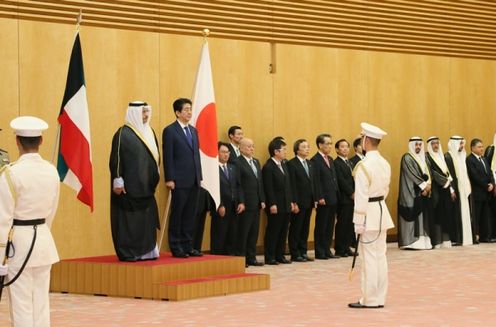 Photograph of the salute and the guard of honor (2)