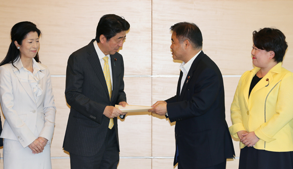 Photograph of the Prime Minister receiving the proposal