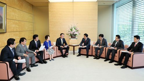 Photograph of the Prime Minister receiving the request