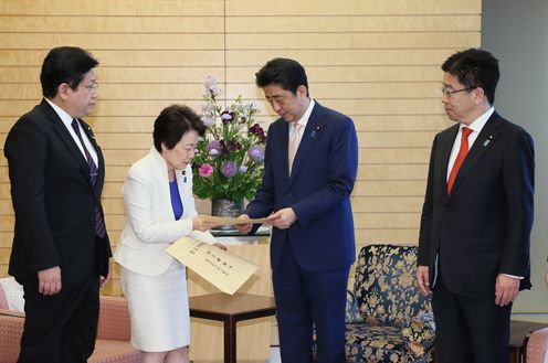 Photograph of the Prime Minister receiving the request (2)