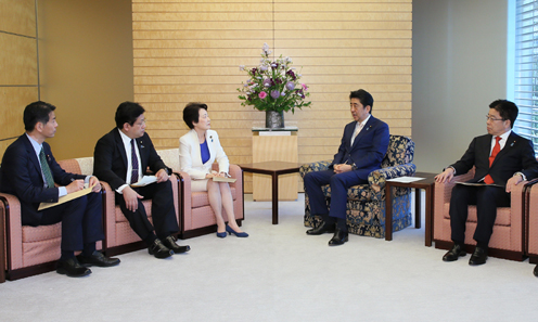 Photograph of the Prime Minister receiving the request (3)