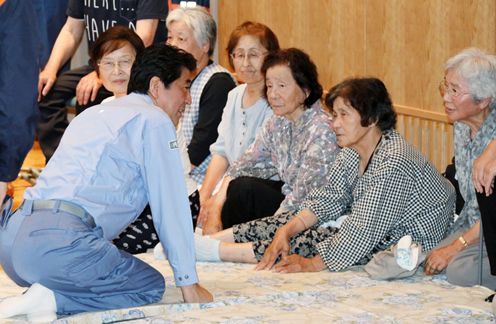 Photograph of the Prime Minister visiting an evacuation shelter in Toho Village (2)