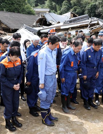 Photograph of the Prime Minister offering a silent prayer at the disaster-affected area of Hakihoshimaru in Asakura City