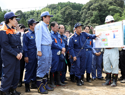 Photograph of the Prime Minister visiting the disaster-affected area of Hakihoshimaru in Asakura City (1)