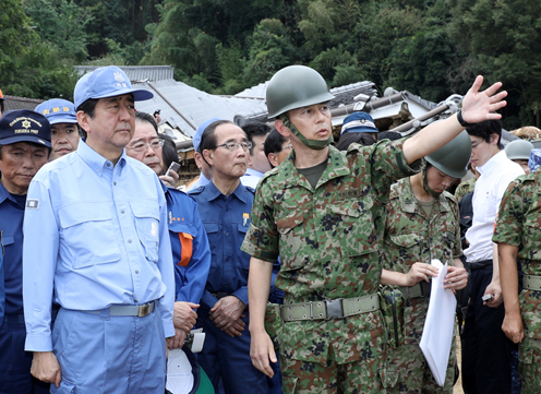 Photograph of the Prime Minister visiting the disaster-affected area of Hakihoshimaru in Asakura City (2)