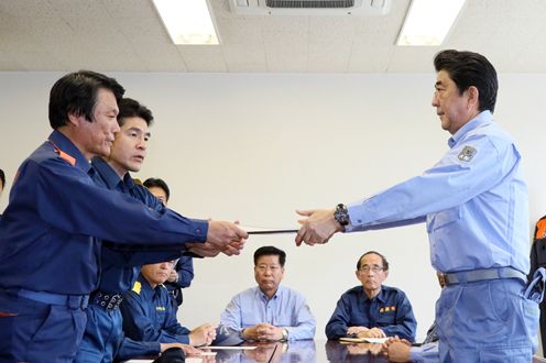 Photograph of the Prime Minister receiving a letter of request at Asakura City Hall