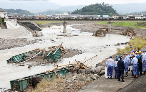 Photograph of the Prime Minister visiting the site of a collapsed railway bridge of the JR Kyudai Line  (1)