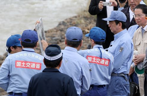 Photograph of the Prime Minister visiting the site of a collapsed railway bridge of the JR Kyudai Line  (2)