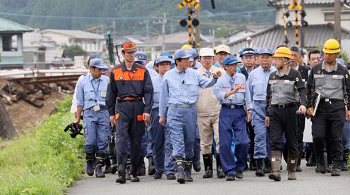 Photograph of the Prime Minister visiting the site of a collapsed railway bridge of the JR Kyudai Line  (3)