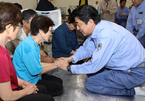 Photograph of the Prime Minister visiting an evacuation shelter in Hita City (1)
