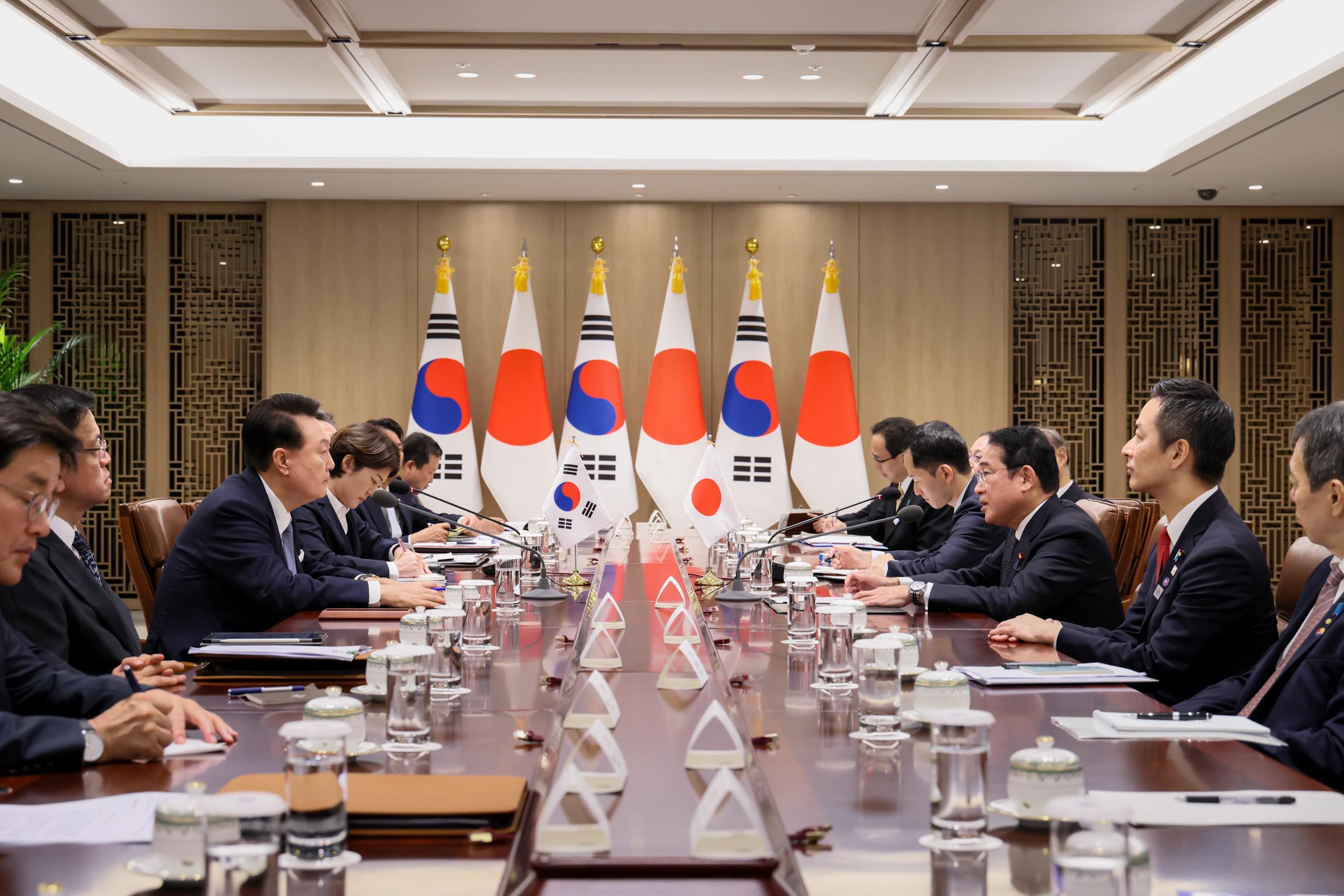 Japan-ROK Summit Meeting (plenary meeting) (3)