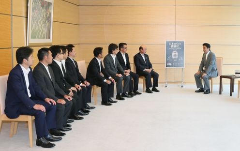 Photograph of the Prime Minister receiving the courtesy call (2)