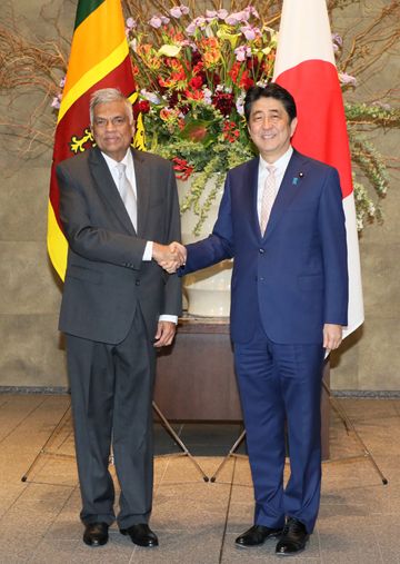 Photograph of Prime Minister Abe welcoming the Prime Minister of Sri Lanka