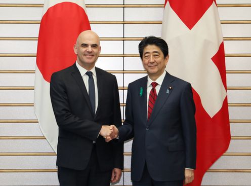 Photograph of the leaders shaking hands