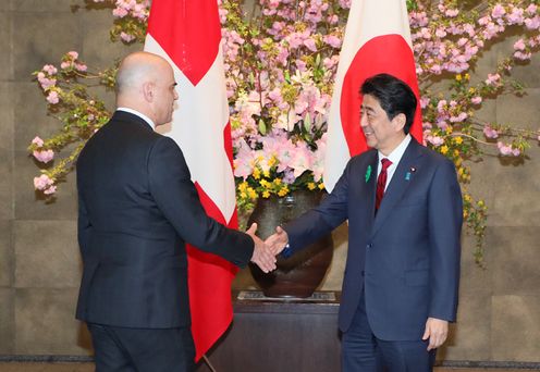 Photograph of the leaders shaking hands